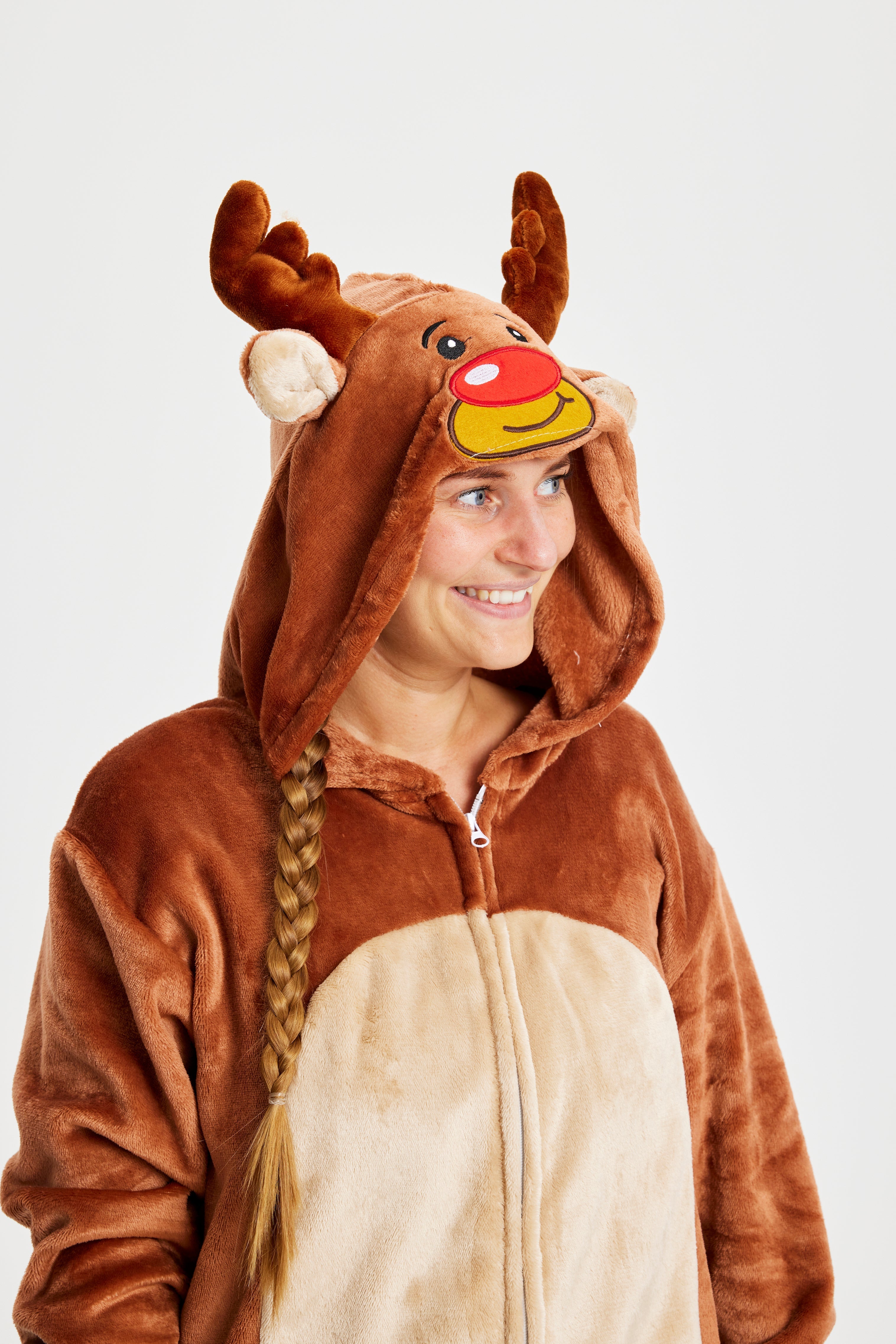 Eine Frau in einem Rentierkostüm, die zur Seite schaut.